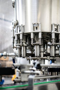 Meyve suyu üretimi, fabrika hattı üretimi, endüstriyel meyve suyu kutuları ambalaj laboratuarı üretimi.