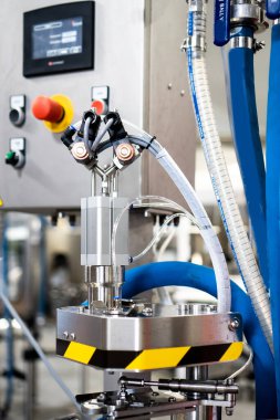 Meyve suyu üretimi, fabrika hattı üretimi, endüstriyel meyve suyu kutuları ambalaj laboratuarı üretimi.