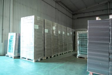 Kağıt rulo ve baskı malzemeleriyle büyük üretim deposu