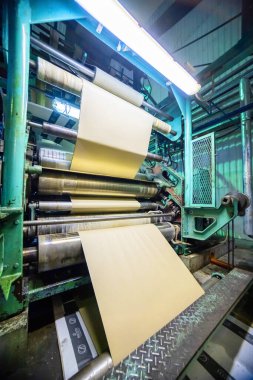 Ofset makinesinde yüksek hızda yazdırılıyor. Etiket, Katlanmış, Yazdırılıyor, Nesneler Grubu Ticari Mallar