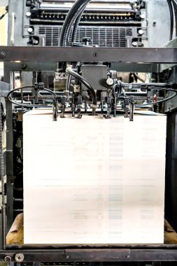 Baskı makinesi besleme makinesi besleme makinesi ile besleme tablosu aracılığıyla metalik kağıdı baskı ünitesi fabrikasına transfer