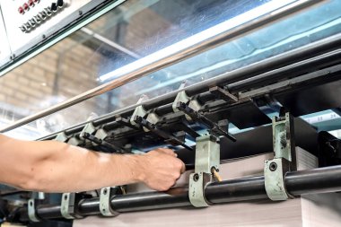 Mühendis parmak tuşunu kapat. Cnc makinesini kontrol et. Depoda işçi fabrikası işleten makineler.