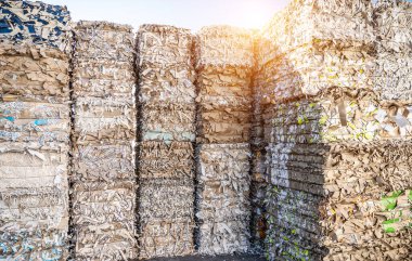 Karton kutular ve geri dönüşümlü tel bağları olan kutular.