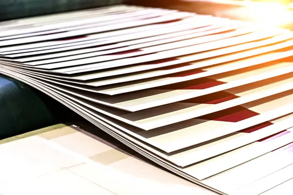 Ofset makinesinde yüksek hızda yazdırılıyor. Etiket, Katlanmış, Yazdırılıyor, Nesneler Grubu Ticari Mallar