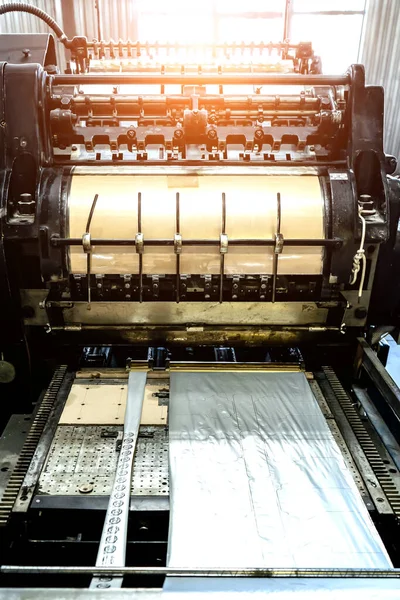Offset printing machine feeder transfer metallic paper through the feeding table to the printing unit factory