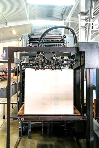 Offset printing machine feeder transfer metallic paper through the feeding table to the printing unit factory