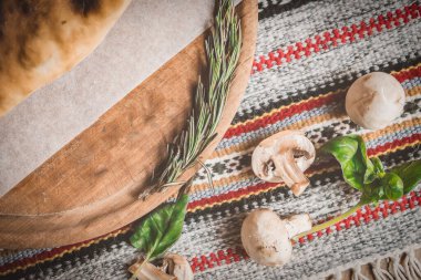 Geleneksel çeşitli Türk yemekleri. Pide, et kebap, pide, bulgur, Kızarmış köfte, humus ve Türk meze ayarlayın. Orta Doğu yemek. Yemek partisi. Türk mutfağı. Üstten Görünüm. Doğu mutfağı