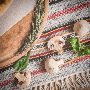 Geleneksel çeşitli Türk yemekleri. Pide, et kebap, pide, bulgur, Kızarmış köfte, humus ve Türk meze ayarlayın. Orta Doğu yemek. Yemek partisi. Türk mutfağı. Üstten Görünüm. Doğu mutfağı