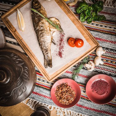 Izgara balık, salata ve sebze. Deniz ürünleri, ızgara et, meze, rakı, uzo, aperatifler ve salatalar Yunan ya da Türk Balık Restoranı 'nda akşam yemeği ya da sahilde öğle yemeği için masaya..