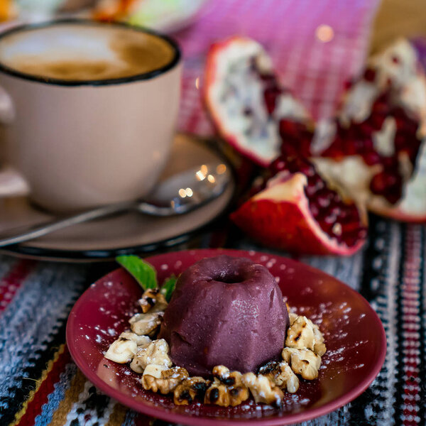 чашка какао, пудинг и гранат, шоколадный пудинг в стакан с гранатом.Суппудинг или пудинг