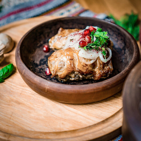 Арабская кухня: ближневосточный традиционный обед. Это также Рамадан "Ифтар". Еда, которую едят мусульмане после заката во время Рамадана. Ассортимент арабских восточных блюд. вид сверху с крупным планом.