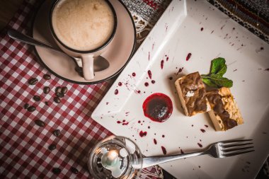 Cheesecake dilim, ahşap arka plan üzerinde New York tarzı klasik peynir kek. Tatlı çatal ile servis beyaz tabakta lezzetli kek dilim