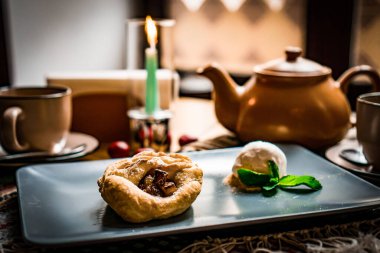 Arap mutfağı; Geleneksel Orta Doğu Peyniri Kunafa Tatlısı. Yumuşak erimiş peynir ve doğranmış fileto hamurundan oluşan lezzetli bir hamur işi. Şeker şurubu ve ezilmiş şam fıstığı ile servis edilir..