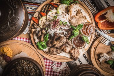 Orta doğu, Arapça geleneksel kahvaltı humus, faul, mutabbal, qudsia ve zaatar. Üst görünüm