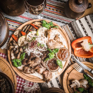 Orta doğu, Arapça geleneksel kahvaltı humus, faul, mutabbal, qudsia ve zaatar. Üst görünüm