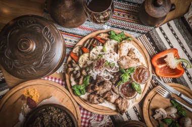 Orta doğu, Arapça geleneksel kahvaltı humus, faul, mutabbal, qudsia ve zaatar. Üst görünüm