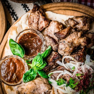 Tablo ile Ortadoğu geleneksel yemekler servis. Kase falafel, döner kebap, vejetaryen pide, humusu, tabbouleh bulgur salatası, nohut, zeytin yağı daldırma, nar ile. Üstten Görünüm. Akşam yemeği partisi