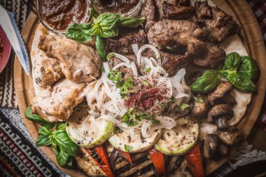 Tablo ile Ortadoğu geleneksel yemekler servis. Kase falafel, döner kebap, vejetaryen pide, humusu, tabbouleh bulgur salatası, nohut, zeytin yağı daldırma, nar ile. Üstten Görünüm. Akşam yemeği partisi