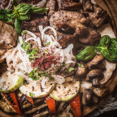 Tablo ile Ortadoğu geleneksel yemekler servis. Kase falafel, döner kebap, vejetaryen pide, humusu, tabbouleh bulgur salatası, nohut, zeytin yağı daldırma, nar ile. Üstten Görünüm. Akşam yemeği partisi