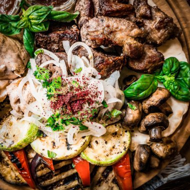 Tablo ile Ortadoğu geleneksel yemekler servis. Kase falafel, döner kebap, vejetaryen pide, humusu, tabbouleh bulgur salatası, nohut, zeytin yağı daldırma, nar ile. Üstten Görünüm. Akşam yemeği partisi