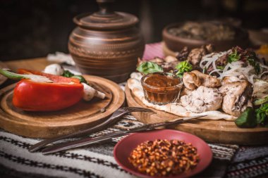 Tablo ile Ortadoğu geleneksel yemekler servis. Kase falafel, döner kebap, vejetaryen pide, humusu, tabbouleh bulgur salatası, nohut, zeytin yağı daldırma, nar ile. Üstten Görünüm. Akşam yemeği partisi