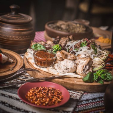 Ramazan kareem iftar masasında çeşitli geleneksel Arap yemekleri var.