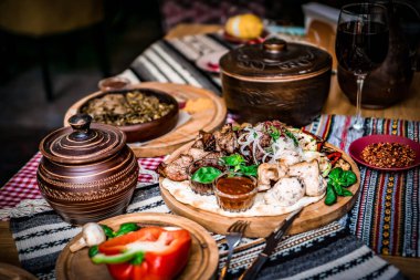 Ramazan kareem iftar masasında çeşitli geleneksel Arap yemekleri var.