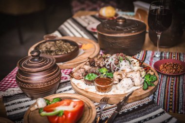 Ramazan kareem iftar masasında çeşitli geleneksel Arap yemekleri var.