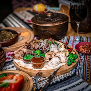 Ramazan kareem iftar masasında çeşitli geleneksel Arap yemekleri var.