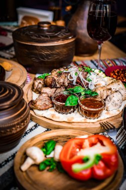 Ramazan kareem iftar masasında çeşitli geleneksel Arap yemekleri var.