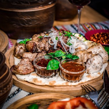 Ramazan kareem iftar masasında çeşitli geleneksel Arap yemekleri var.