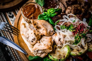 Ramazan kareem iftar masasında çeşitli geleneksel Arap yemekleri var.