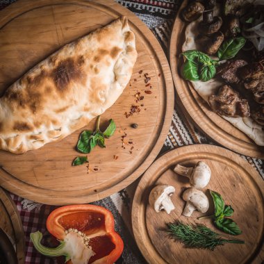 Ramazan kareem iftar masasında çeşitli geleneksel Arap yemekleri var.