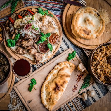 Arap mutfağı: Orta Doğu geleneksel öğle yemeği. Ayrıca Ramazan ayındayız 