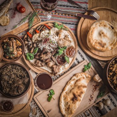 Arap mutfağı: Orta Doğu geleneksel öğle yemeği. Ayrıca Ramazan ayındayız 