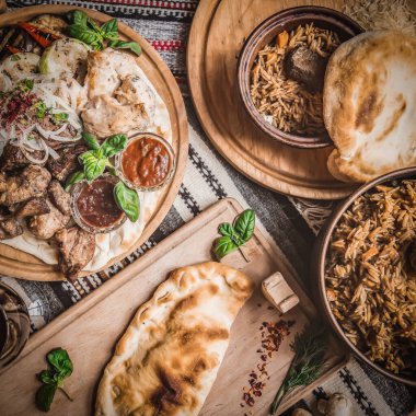 Arap mutfağı: Orta Doğu geleneksel öğle yemeği. Ayrıca Ramazan ayındayız 