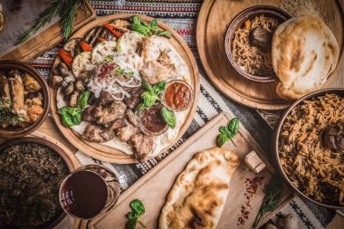 Arap mutfağı: Orta Doğu geleneksel öğle yemeği. Ayrıca Ramazan ayındayız 