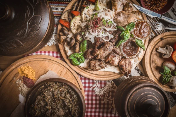 Mesa Servida Con Platos Tradicionales Oriente Medio Cuenco Con Falafel —  Fotos de Stock