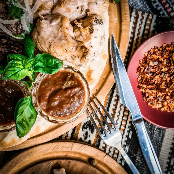 Mesa Servida Con Platos Tradicionales Oriente Medio Cuenco Con Falafel —  Fotos de Stock