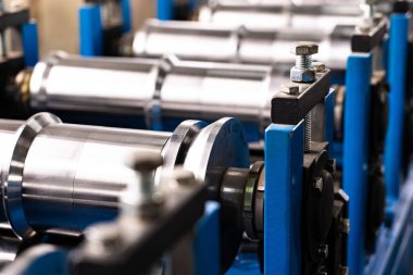 Fabrika ölçümlerinde çalışan işçiler metal endüstrisinde çalışıyor.