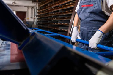 Fabrika ölçümlerinde çalışan işçiler metal endüstrisinde çalışıyor.