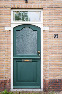 Tuğla duvarları, merdivenleri, ön pencereleri olan tipik bir Hollandalı kapı cephesi. Sokaktaki kapılar, Hollanda