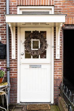 Tipik Hollanda kapısı. Hollanda mimarisi, Hollanda 'da bir kapı. Hollanda kapısı