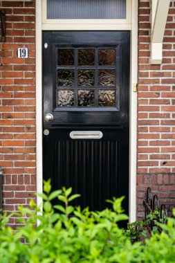 Tipik Hollanda kapısı. Hollanda mimarisi, Hollanda 'da bir kapı. Hollanda kapısı