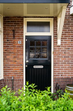 Tipik Hollanda kapısı. Hollanda mimarisi, Hollanda 'da bir kapı. Hollanda kapısı