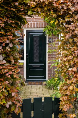 Tipik Hollanda kapısı. Hollanda mimarisi, Hollanda 'da bir kapı. Hollanda kapısı