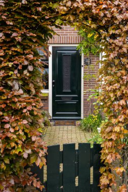 Tipik Hollanda kapısı. Hollanda mimarisi, Hollanda 'da bir kapı. Hollanda kapısı