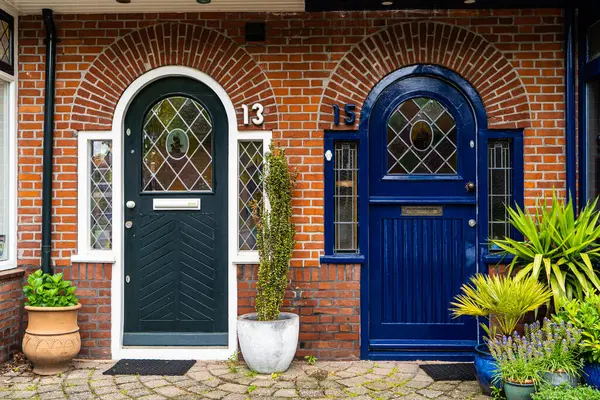 Hollanda 'nın Hollanda caddesindeki Amsterdam caddesindeki iki komşu ev manzaralı..