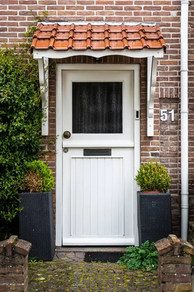 Tipik Hollanda kapısı. Hollanda mimarisi, Hollanda 'da bir kapı. Hollanda kapısı