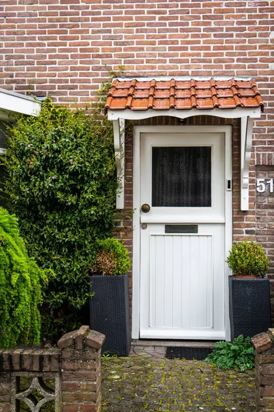 Tipik Hollanda kapısı. Hollanda mimarisi, Hollanda 'da bir kapı. Hollanda kapısı